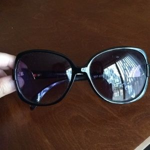 ♻️♻️DONATED ♻️♻️ Women’s sunglasses